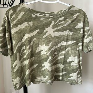 Old Navy women’s crop tee in Camo. Size S.